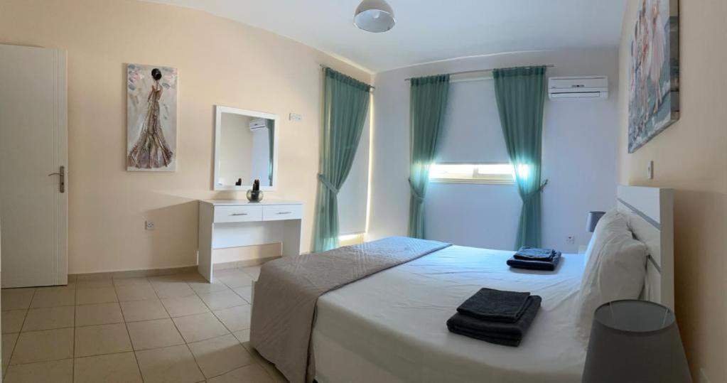Royal Seacrest Residence Paphos Esterno foto